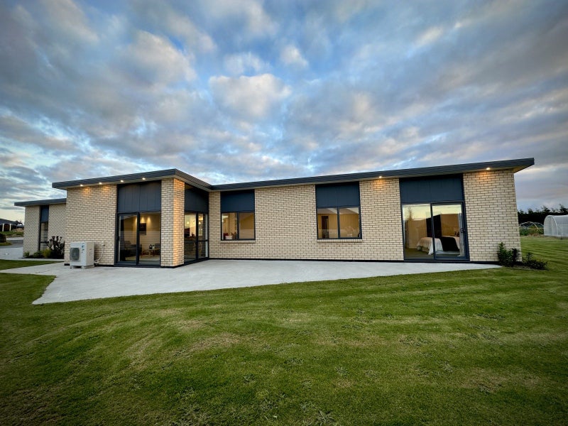 8 Chatham Rise, Seaward Bush, Invercargill - Carousel 1