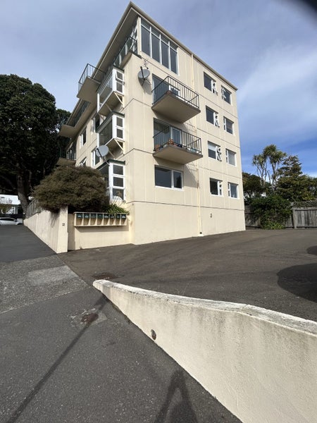 7/2 Scarborough Terrace, Mount Victoria, Wellington - Carousel 1