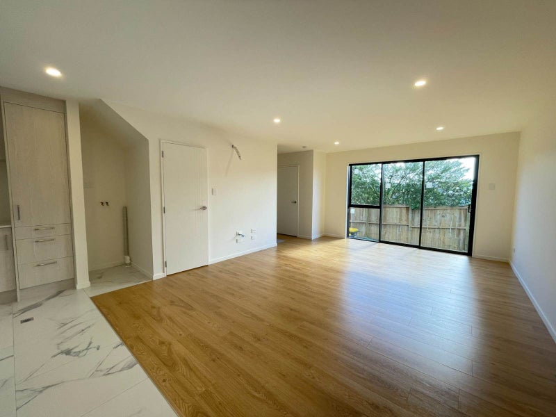 8/28 Netherlands Avenue, Kelston, Auckland - Carousel 1