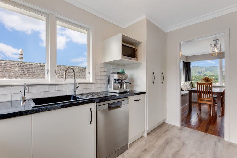 39 St Johns Terrace, Tawa, Wellington - Carousel 2