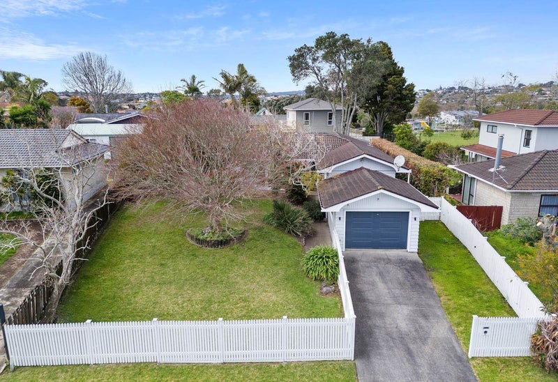 18 Booralee Avenue, Botany Downs, Auckland - Carousel 1