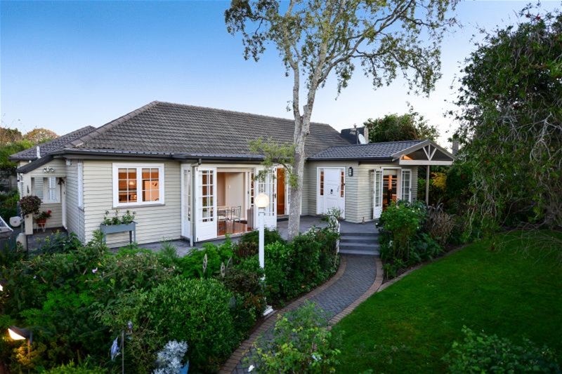 11 Casey Avenue, Fairfield, Hamilton - Carousel 1