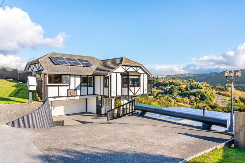 28 Castle Crescent, Stokes Valley, Lower Hutt - Carousel 1