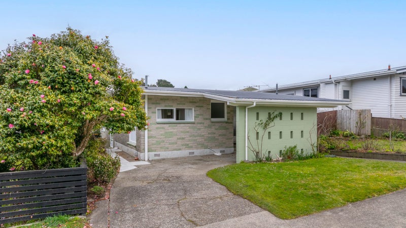 17 Silverbirch Grove, Churton Park, Wellington - Carousel 1