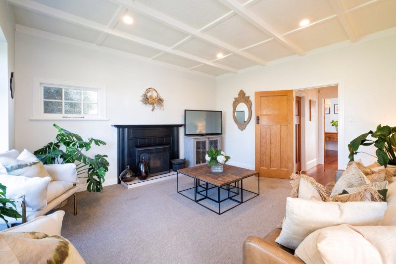 111 Duchess Crescent, Mayfair, Hastings - Carousel 1