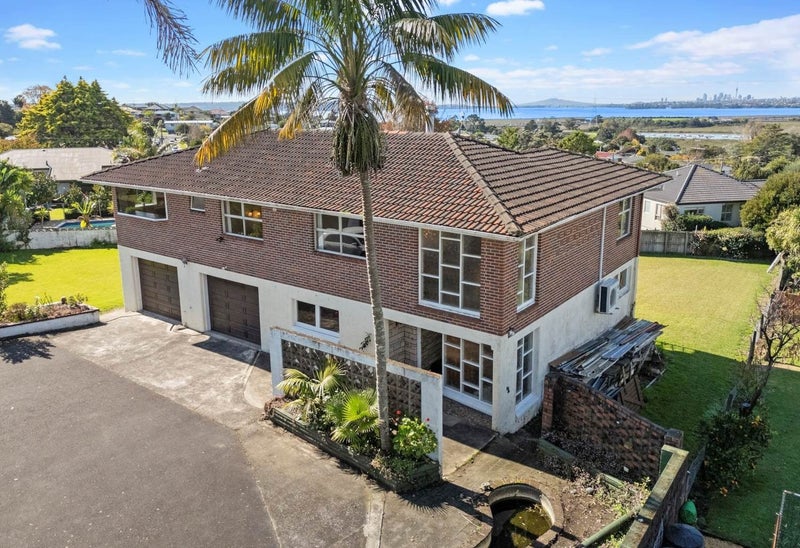 2 Wakeling Avenue, Te Atatu South, Auckland - Carousel 1