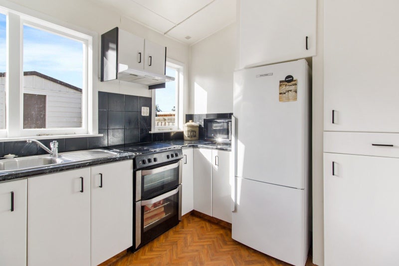 16 Memorial Avenue, Parkside, Timaru - Carousel 2
