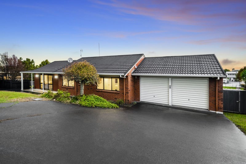 34 Pinewood Grove, Botany Downs, Auckland - Carousel 1