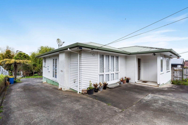 12 Peach Road, Glenfield, Auckland - Carousel 1