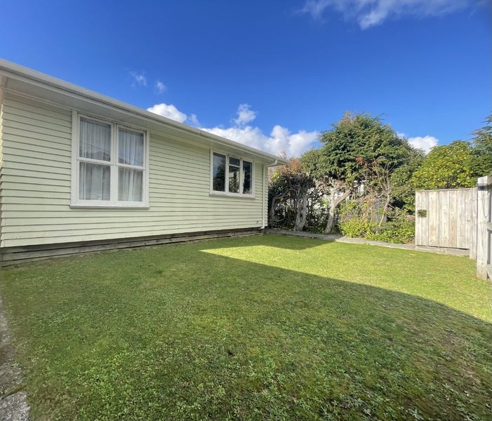 8A Frederick Street, Tawa, Wellington - Carousel 1