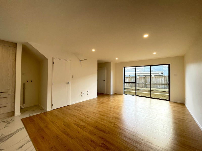 4/28 Netherlands Avenue, Kelston, Auckland - Carousel 1