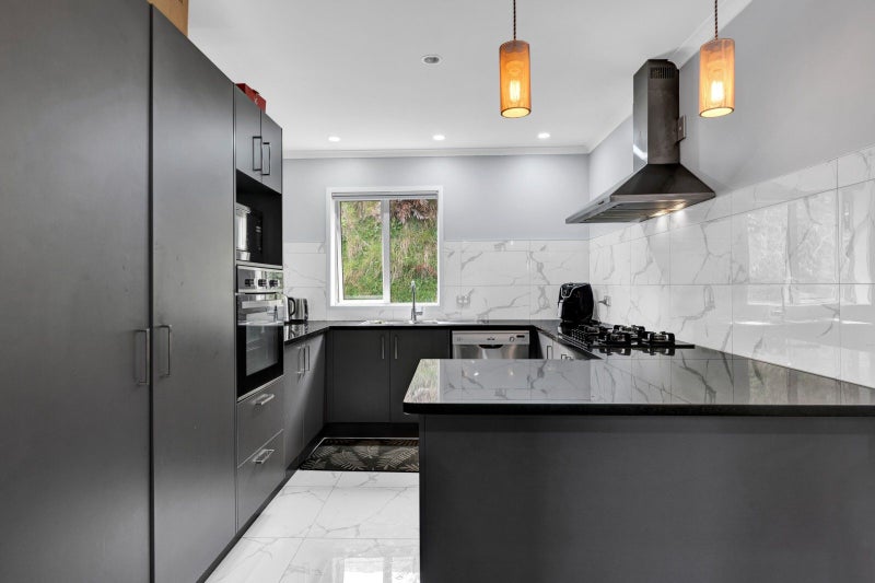 13A Frederick Place, Whalers Gate, New Plymouth - Carousel 2