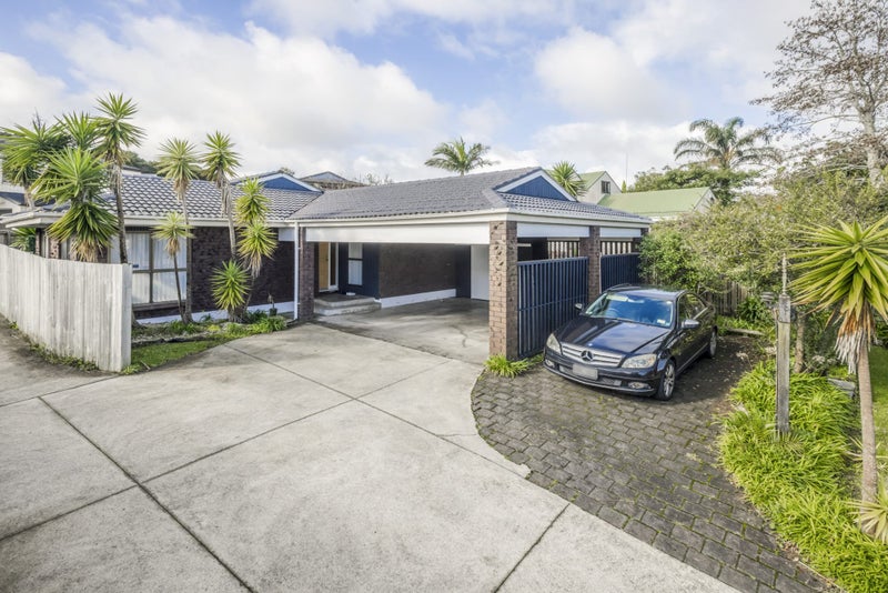 136 Everglade Drive, Totara Heights, Auckland - Carousel 1