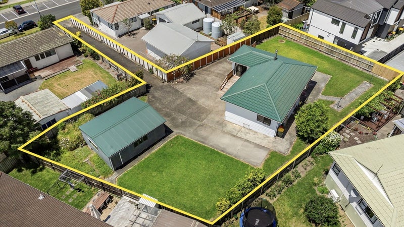 30 Granville Drive, Massey, Auckland - Carousel 1