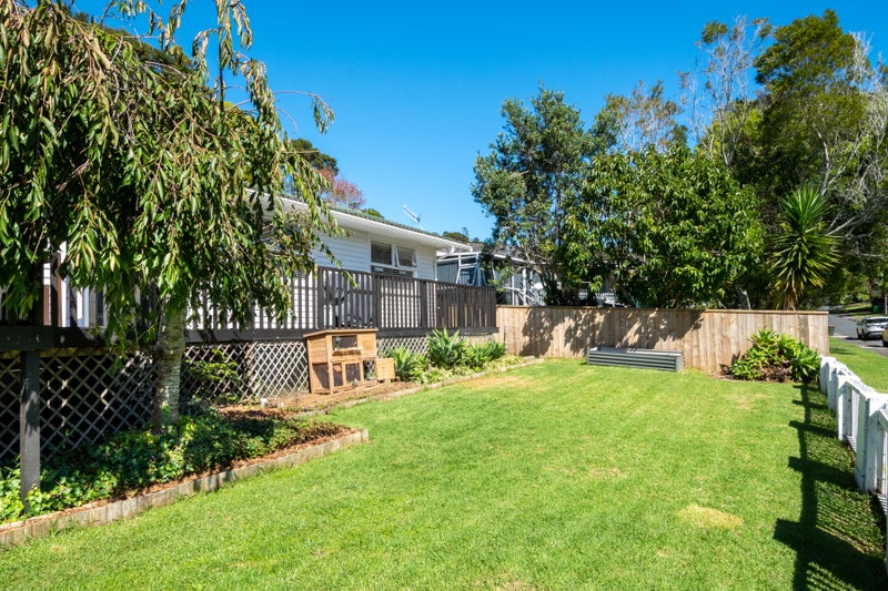 6 Staincross Street, Green Bay, Auckland - Carousel 2