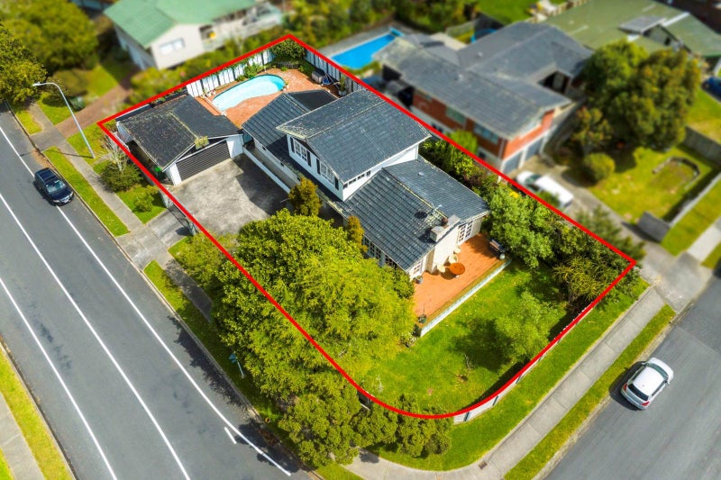 2 King Richard Place, Browns Bay, Auckland - Carousel 1