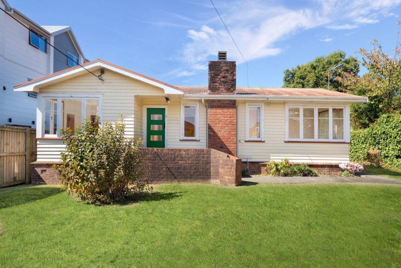 5 Flanshaw Road, Te Atatu South, Auckland - Carousel 1