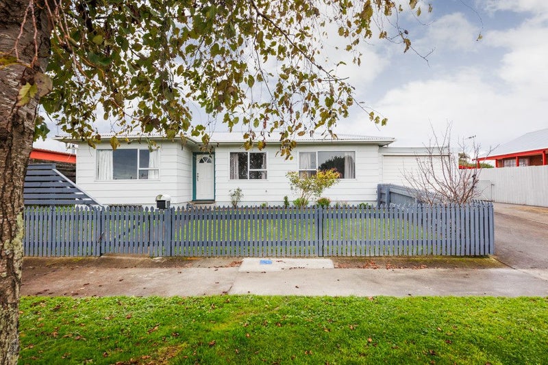 8 Suzanne Grove, Kelvin Grove, Palmerston North - Carousel 1