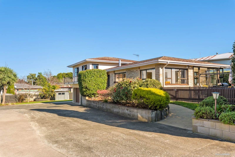 8 Barnhill Crescent, Pahurehure, Papakura - Carousel 1