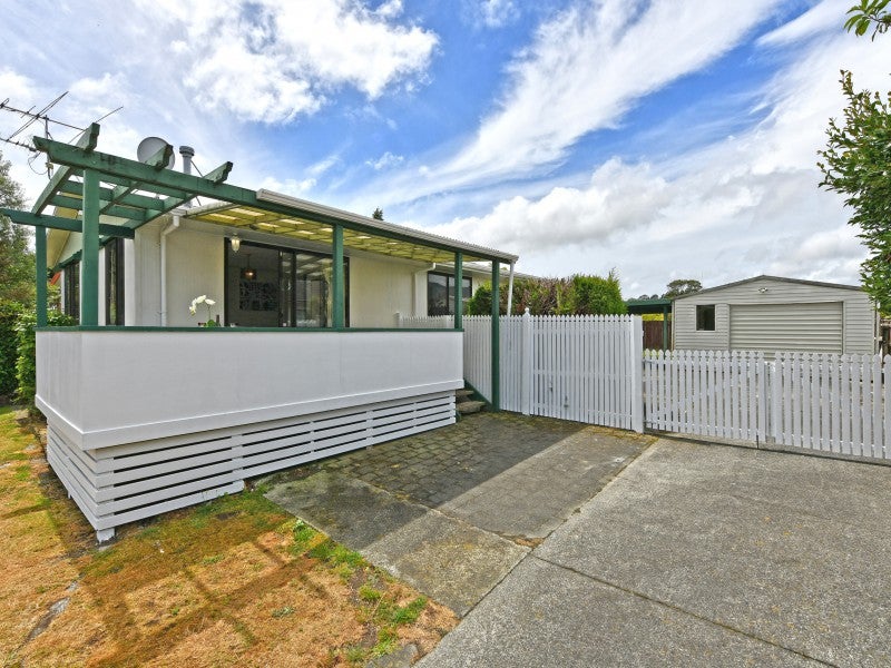 10 Memphis Grove, Totara Park, Upper Hutt - Carousel 1