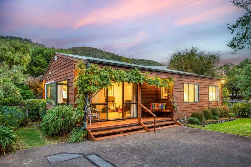 105 Marine Parade, Eastbourne, Lower Hutt - Carousel 1