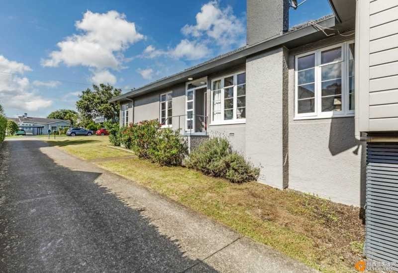 18 Tirimoana Road, Te Atatu South, Auckland - Carousel 1