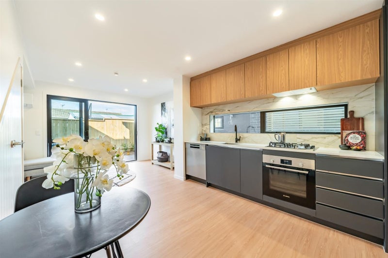 5/6 Victoria Street, Ebdentown, Upper Hutt - Carousel 1