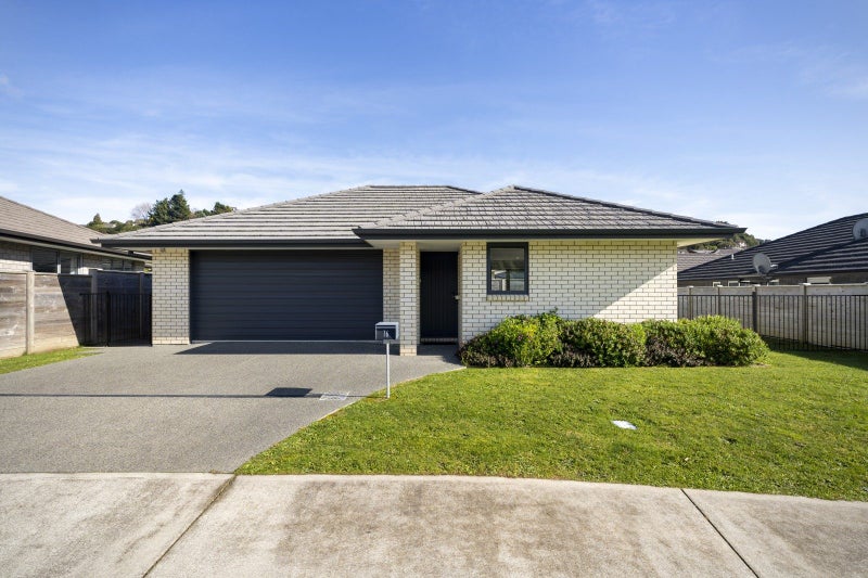 16 Tradewinds drive, Whitby, Porirua - Carousel 1