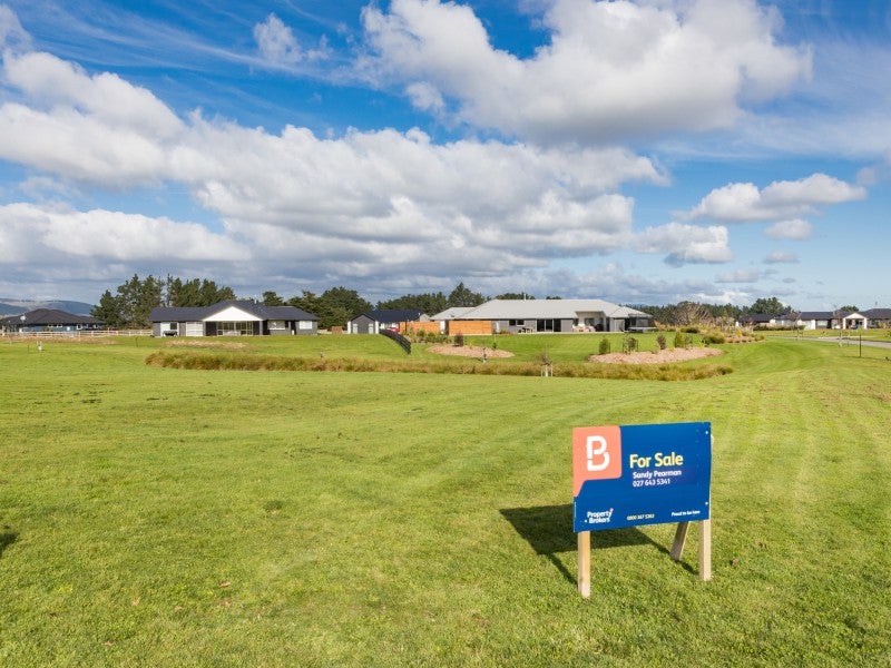 4 Colquhoun Way, Kelvin Grove, Palmerston North - Carousel 1