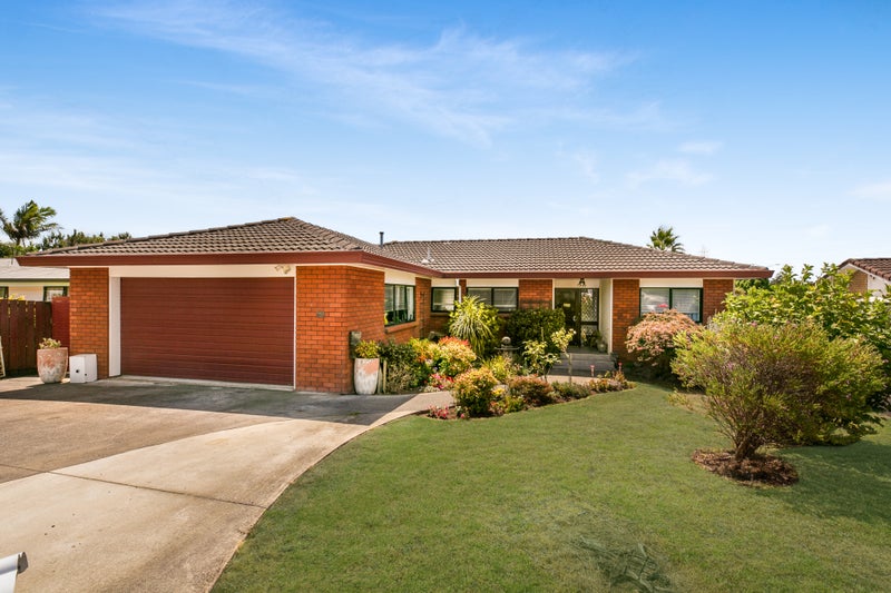 6 Palando Place, Conifer Grove, Takanini - Carousel 1