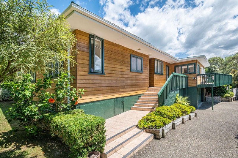 16 Deane Avenue, Titirangi, Auckland - Carousel 1