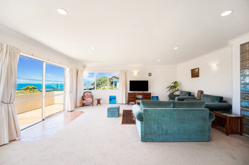 2/89 Aberdeen Road, Castor Bay, Auckland - Carousel 2