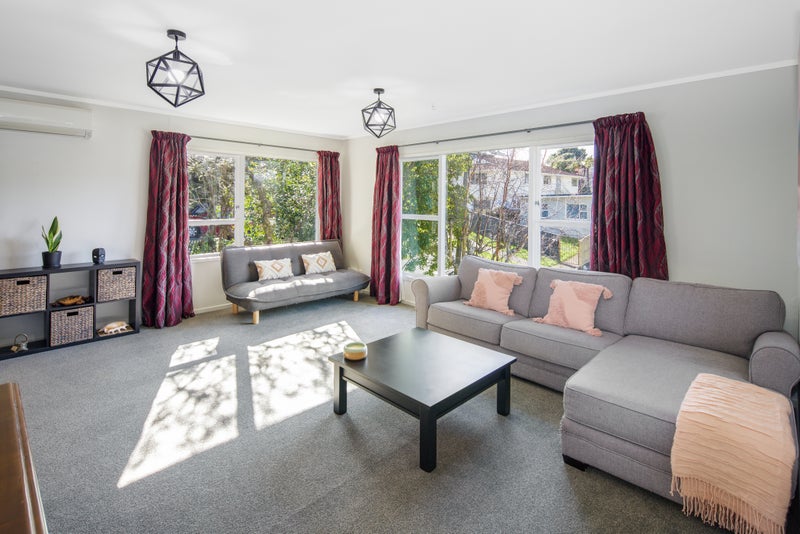 5 Turriff Crescent, Tawa, Wellington - Carousel 2