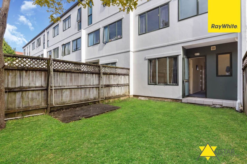 11/12 Ambrico Place, New Lynn, Auckland - Carousel 15