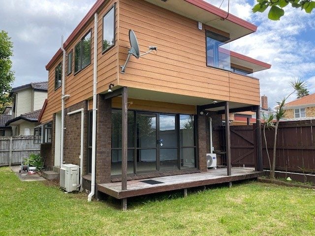 2/12 Bradbury Road, Highland Park, Auckland - Carousel 2
