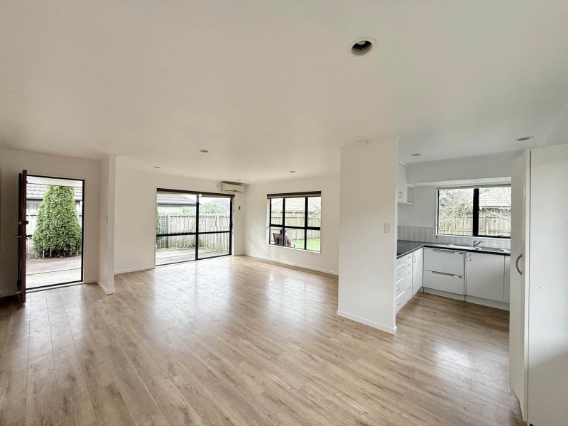 8 Blowers Place, Flat Bush, Auckland - Carousel 2