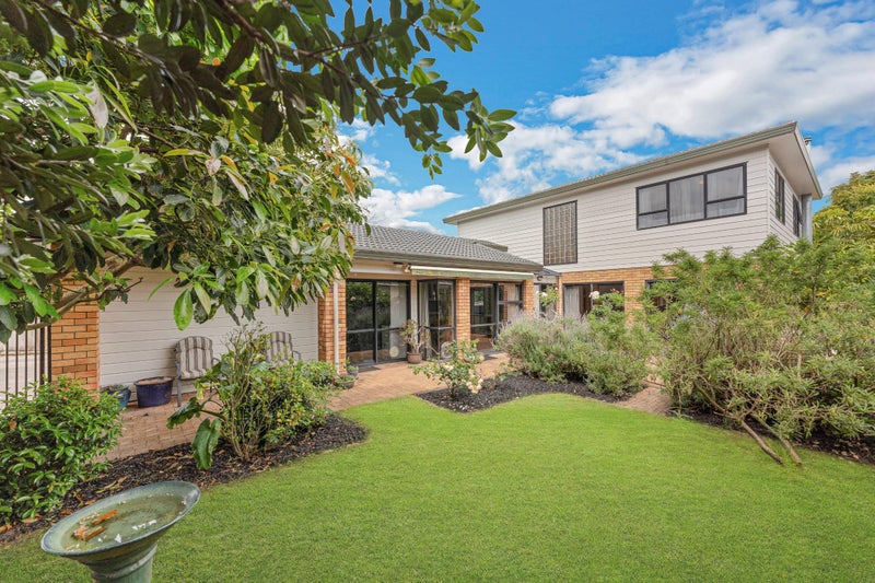 2/18 Eastern Beach Road, Eastern Beach, Auckland - Carousel 1