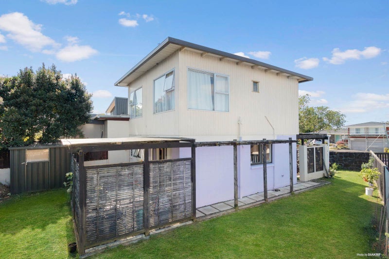 1/6 Stansfield Place, Sunnyhills, Auckland - Carousel 1