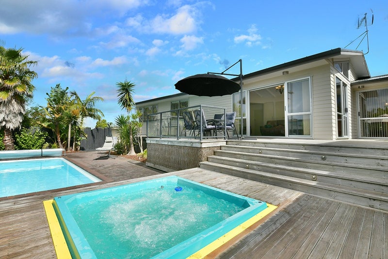 1/875 East Coast Road, Northcross, Auckland - Carousel 1