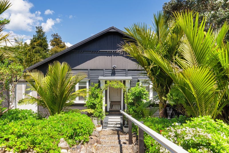 6 Karaka Road, Oneroa, Waiheke Island - Carousel 1