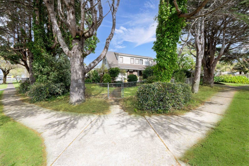 2 Yarra Place, Botany Downs, Auckland - Carousel 1