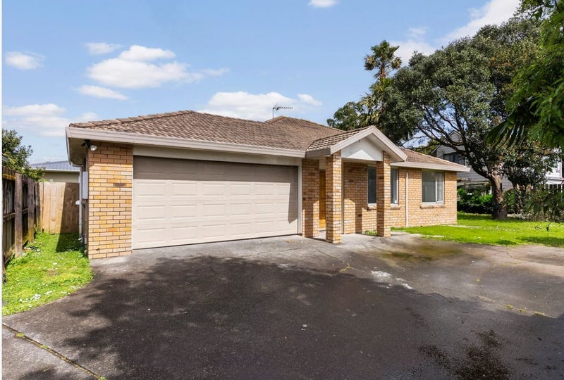 23 Piriti Place, Weymouth, Auckland - Carousel 1