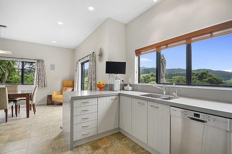 81 Stoney Creek Drive, Henderson - Carousel 2