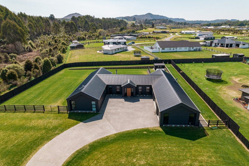 12 Kahikatea Drive, Kinloch, Taupo - Carousel 1