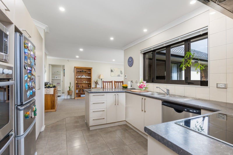 6 Lough Derg Place, Pinehill, Auckland - Carousel 2