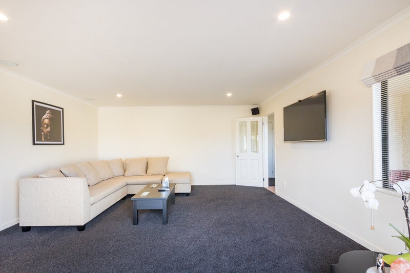1 La Lena Grove, Fitzherbert, Palmerston North - Carousel 2