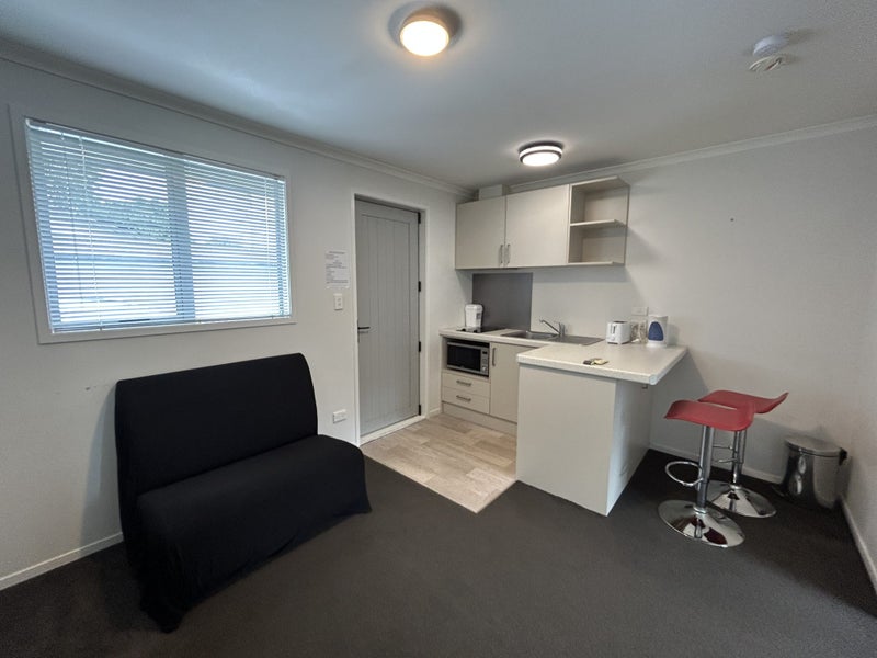 12 Crescent Court, Melville, Hamilton - Carousel 2