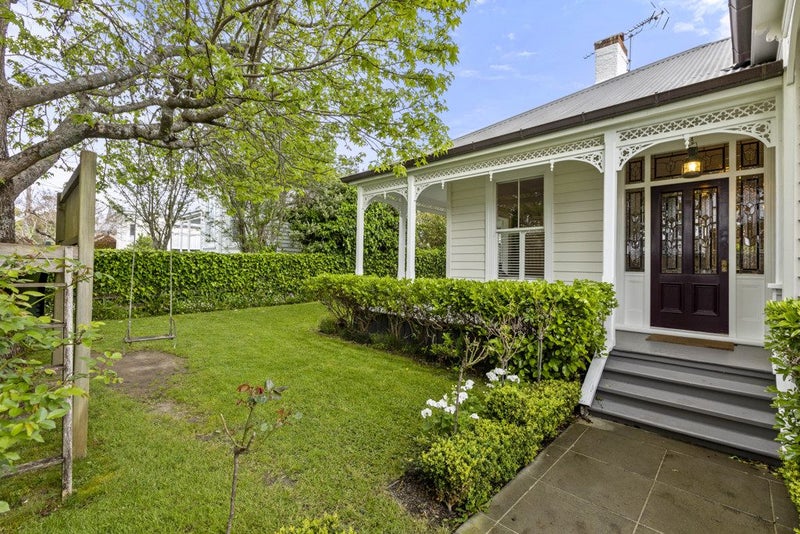 11 Summer Street, Stanley Point, Auckland - Carousel 2