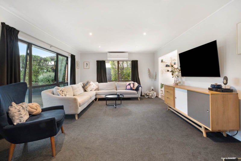 8 Camira Place, Botany Downs, Auckland - Carousel 2