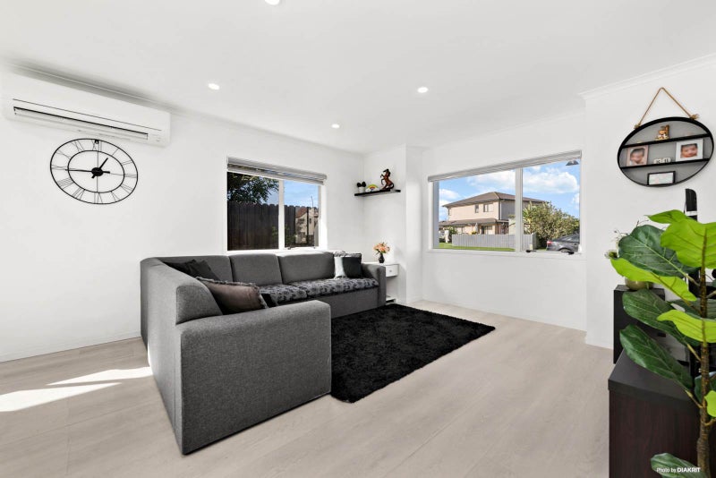 6 Rock Daisy Crescent, Mangere, Auckland - Carousel 2